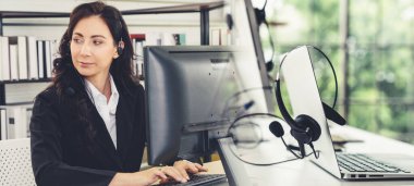 Ofiste çalışan, kulaklık takan iş adamları daha geniş görüşlü.