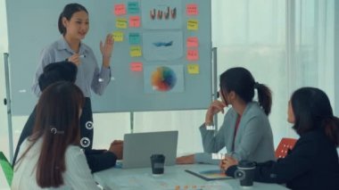 Şirket personeli toplantısındaki iş adamları imrendirici grafikle