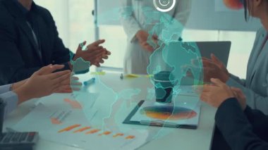 Şirket personeli toplantısındaki iş adamları imrendirici grafikle