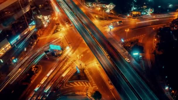 Промежуток времени на перекрестке оживленных дорог в центре мегаполиса ночью — стоковое видео
