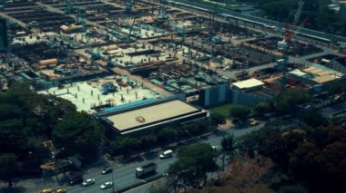 Metropolis 'te ağır inşaat makineleri olan büyük bir şantiye.