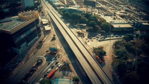 Tid förflutit av trafikerad motorväg väg korsning i metropolis centrum — Stockvideo