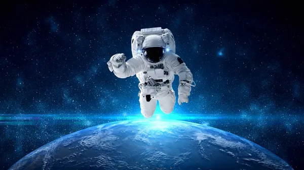 Astronauta fazer caminhada espacial enquanto trabalha para a missão de voo espacial — Fotografia de Stock