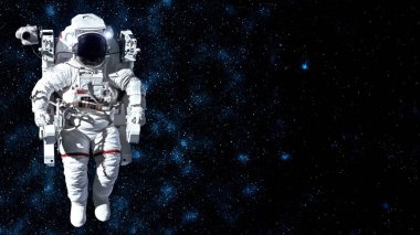 Astronot uzay yürüyüşü yaparken uzay uçuşları görevinde çalışıyor.