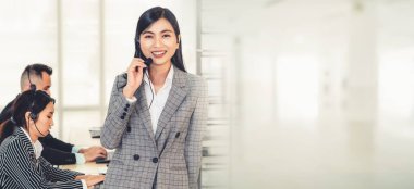 Ofiste çalışan, kulaklık takan iş adamları daha geniş görüşlü.