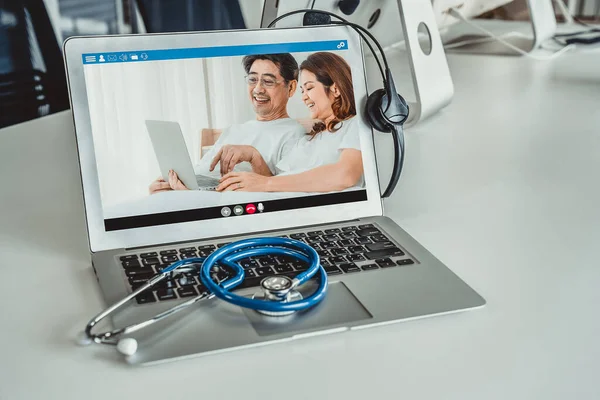 Telemedicine service online video call for doctor to actively chat with patient — Stock Photo, Image