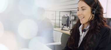 Ofiste çalışan, kulaklık takan iş adamları daha geniş görüşlü.