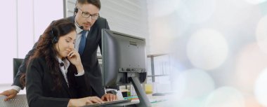 Ofiste çalışan, kulaklık takan iş adamları daha geniş görüşlü.