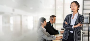 Ofiste çalışan, kulaklık takan iş adamları daha geniş görüşlü.