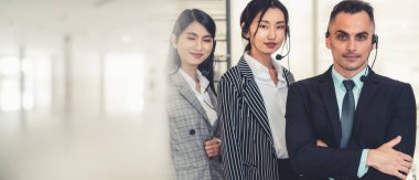 Ofiste çalışan, kulaklık takan iş adamları daha geniş görüşlü.