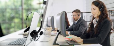 Ofiste çalışan, kulaklık takan iş adamları daha geniş görüşlü.