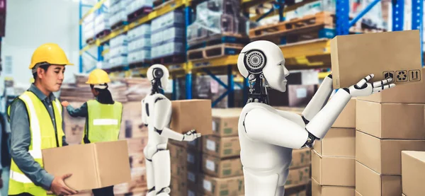 Robô da indústria inovadora trabalhando no armazém em conjunto com o trabalhador humano — Fotografia de Stock