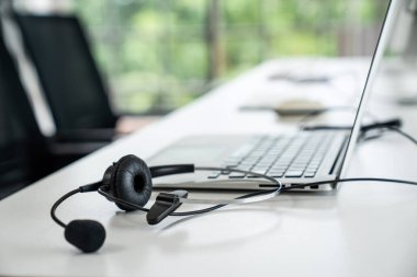 Çağrı merkezindeki kulaklık ve müşteri destek ekipmanları aktif hizmete hazır.