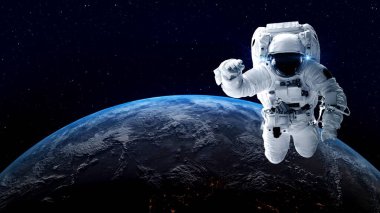 Astronot uzay yürüyüşü yaparken uzay uçuşları görevinde çalışıyor.