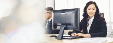 Ofiste çalışan, kulaklık takan iş adamları daha geniş görüşlü.