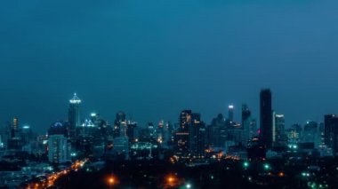 Metropolis şehir merkezindeki hızlandırılmış gece manzarası ve yüksek binalar