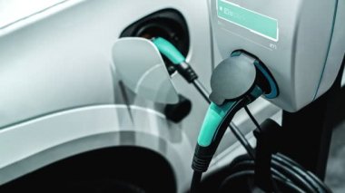 Yeşil enerji ve ekolojik güç kavramında elektrikli araba şarj istasyonu