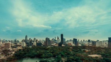 Metropolis 'teki kamu parkı ve yüksek binalar zaman aşımına uğradı