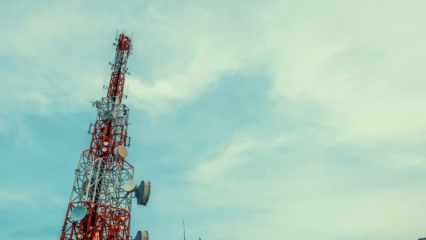 El lapso de tiempo de la torre de telecomunicaciones contra el cielo y las nubes en el fondo — Vídeos de Stock