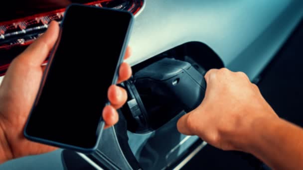 EV nabíjecí stanice pro elektromobil se statusem mobilní aplikace — Stock video