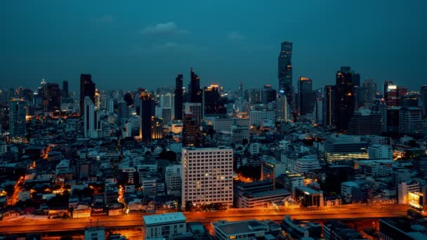 Time lapse νύχτα αστικό τοπίο και πολυώροφα κτίρια στο κέντρο της πόλης μητρόπολη — Αρχείο Βίντεο