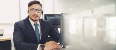 Ofiste çalışan, kulaklık takan iş adamları daha geniş görüşlü.