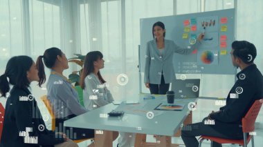 Şirket personeli toplantısındaki iş adamları imrendirici grafikle