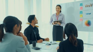 Yetenekli iş kadını takım liderinin iş projesi sunumu