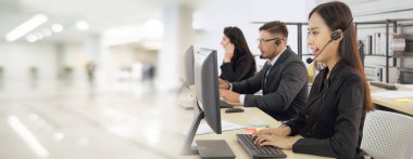 Ofiste çalışan, kulaklık takan iş adamları daha geniş görüşlü.