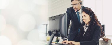 Ofiste çalışan, kulaklık takan iş adamları daha geniş görüşlü.