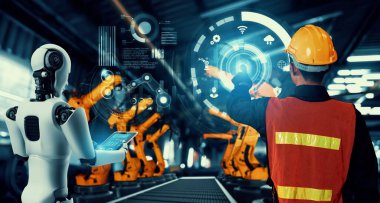 Mekanize endüstri robotu ve insan işçileri gelecekteki fabrikada birlikte çalışıyorlar.