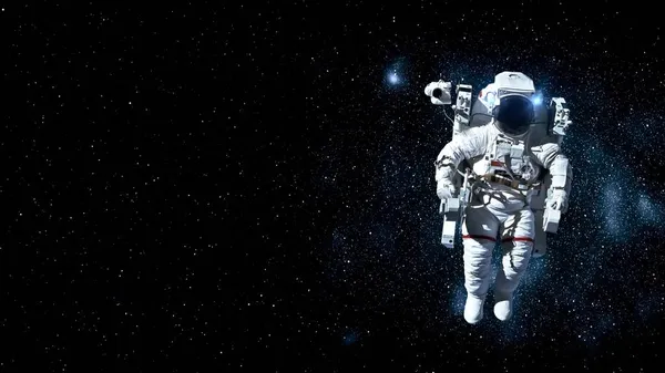 宇航员在为航天飞行任务工作时进行太空行走 — 图库照片