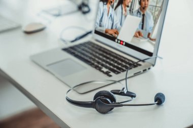 Doktorun hastayla aktif olarak konuşması için internet üzerinden teletıp görüntüsü