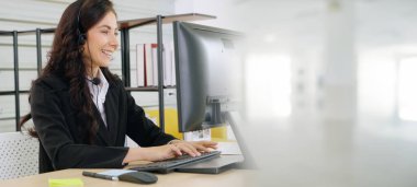 Ofiste çalışan, kulaklık takan iş adamları daha geniş görüşlü.