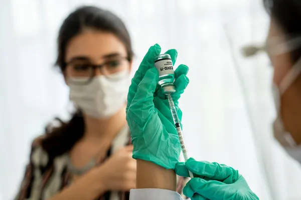 Ung kvinna besöker skicklig läkare på sjukhuset för vaccination — Stockfoto