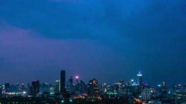 Metropolis şehir merkezindeki hızlandırılmış gece manzarası ve yüksek binalar