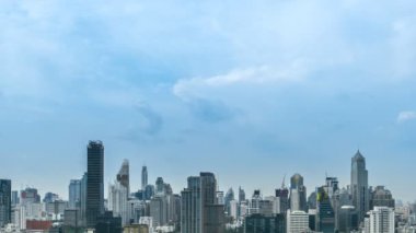 Metropolis şehir merkezinde hızlandırılmış şehir manzarası ve yüksek binalar