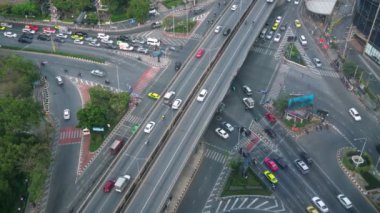 Metropolis şehir merkezinde yoğun otoyol kavşağı