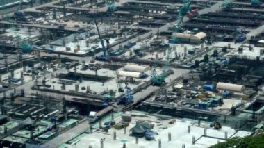 Metropolis 'te ağır inşaat makineleri olan büyük bir şantiye.