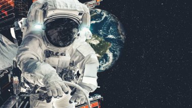 Astronot uzay yürüyüşü yaparken uzay uçuşları görevinde çalışıyor.