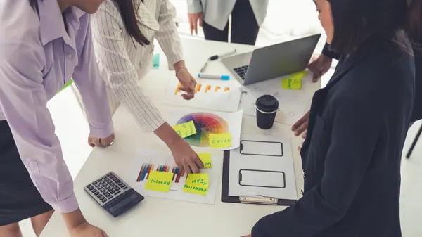 Empresários discutem proficientemente o projeto de trabalho na mesa de reuniões — Fotografia de Stock