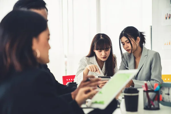 Mujer de negocios en la reunión de negocios utilizando la computadora hábilmente en la sala de oficina . —  Fotos de Stock