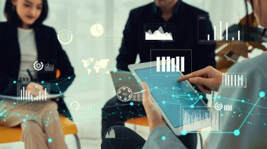 Şirket personeli toplantısındaki iş adamları imrendirici grafikle