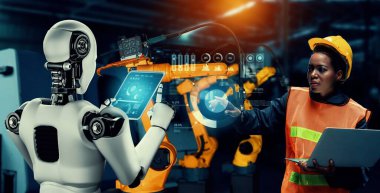 Mekanize endüstri robotu ve insan işçileri gelecekteki fabrikada birlikte çalışıyorlar.