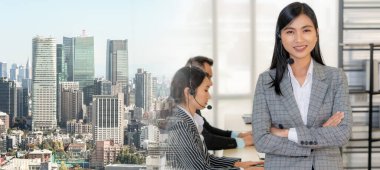 Ofiste çalışan, kulaklık takan iş adamları daha geniş görüşlü.