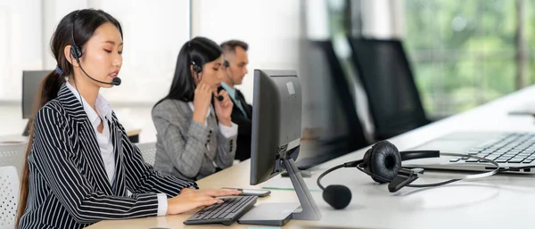 Gente de negocios con auriculares trabajando en la oficina ampliar vista —  Fotos de Stock