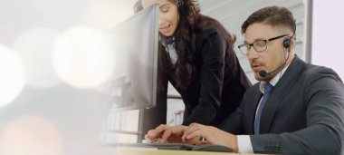 Ofiste çalışan, kulaklık takan iş adamları daha geniş görüşlü.