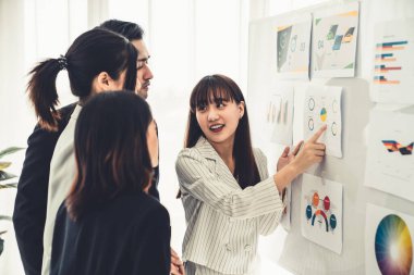 İş adamları daire içinde otururken iş projesini ustaca tartışıyor