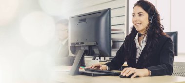 Ofiste çalışan, kulaklık takan iş adamları daha geniş görüşlü.