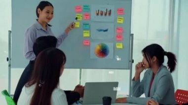 Şirket personeli toplantısındaki iş adamları imrendirici grafikle